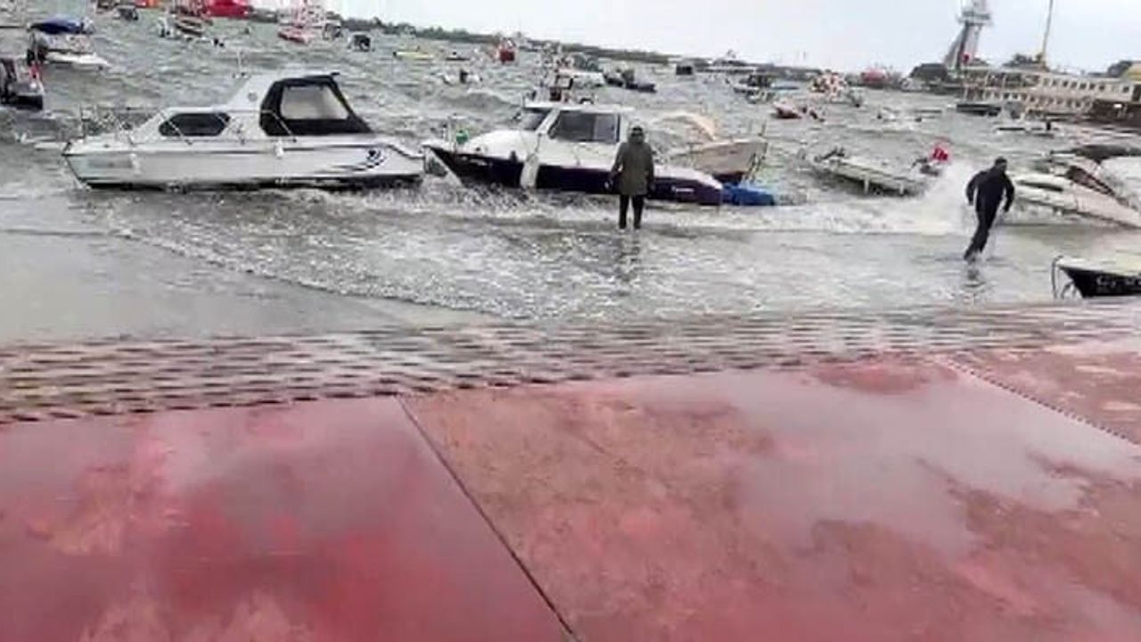 Tuzla'da fırtına: Sahil yolu sular altında, tekneler dalgalarla mücadele etti