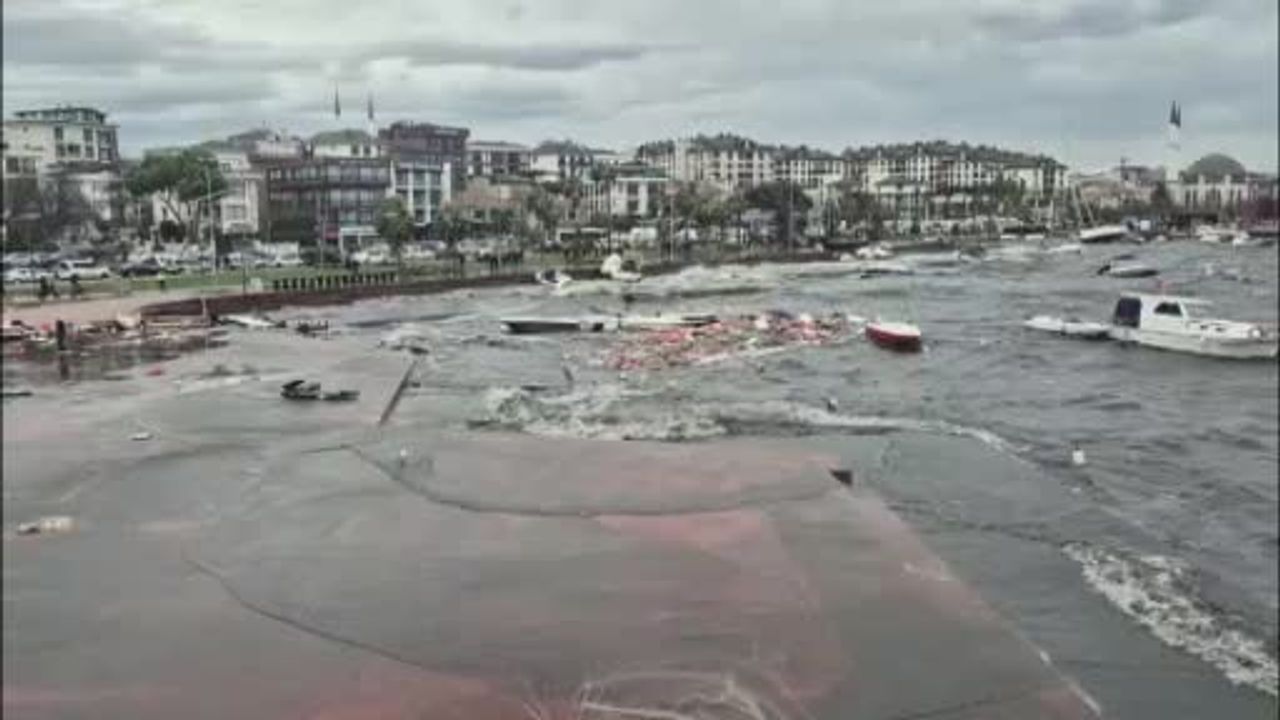 Tuzla'da kuvvetli fırtına: Deniz taştı, sahil yolları su altında kaldı