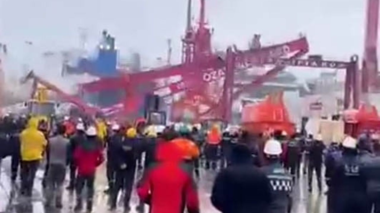 Tuzla’da kuvvetli rüzgar sonucu kule vinç devrildi