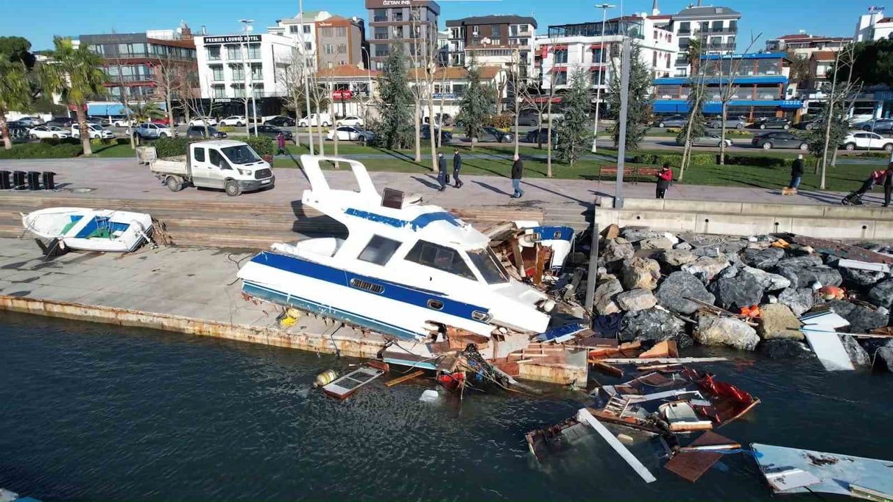Tuzla sahilinde fırtına hasarı: Teknelere zarar, hasar tespit çalışmaları sürüyor
