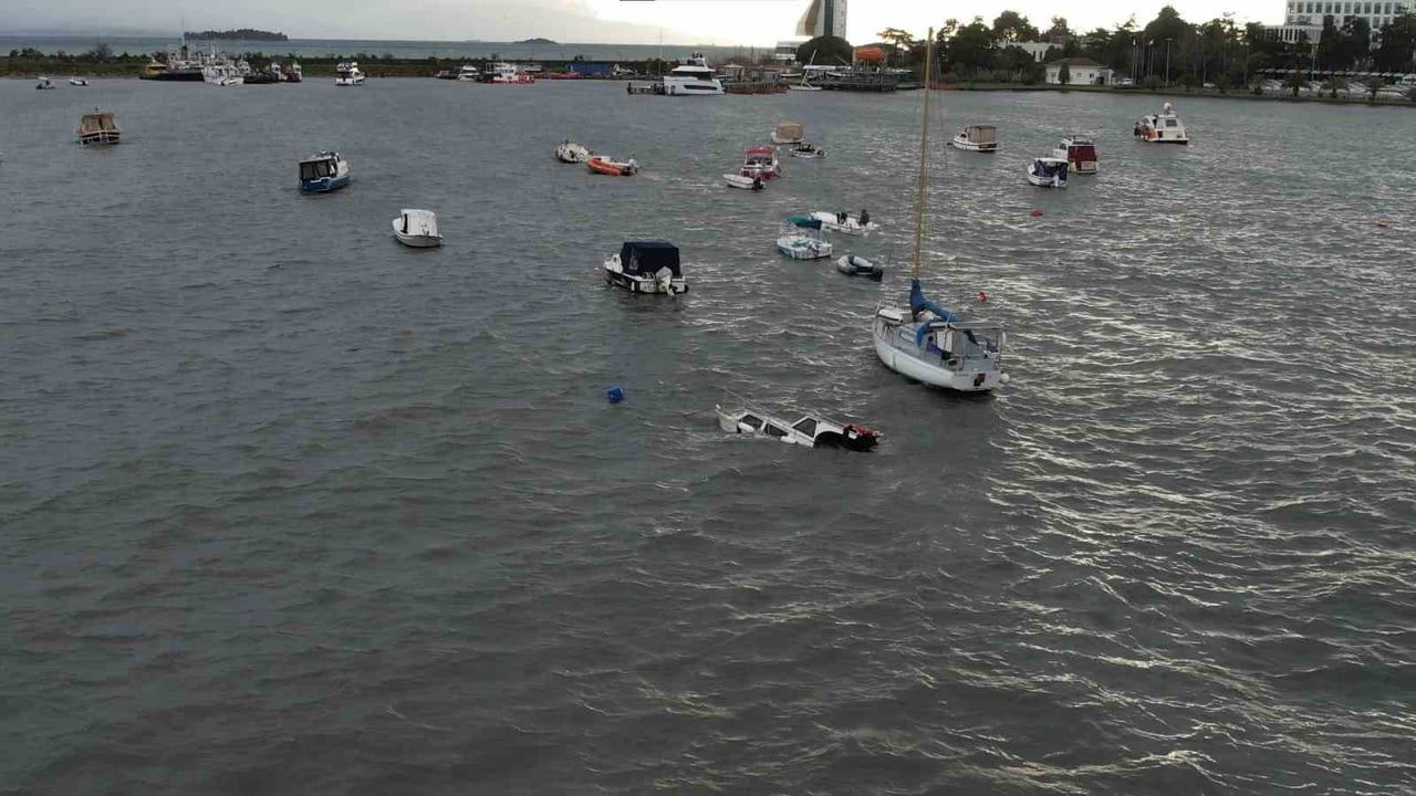 Tuzla sahilinde fırtına: Tekneler ağır hasar gördü, tahribat havadan görüntülendi