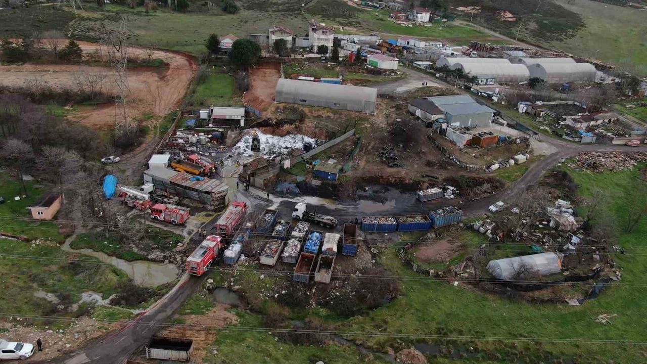Tuzla Tepeören'de geri dönüşüm deposunda yangın — İtfaiye müdahalesiyle söndürüldü