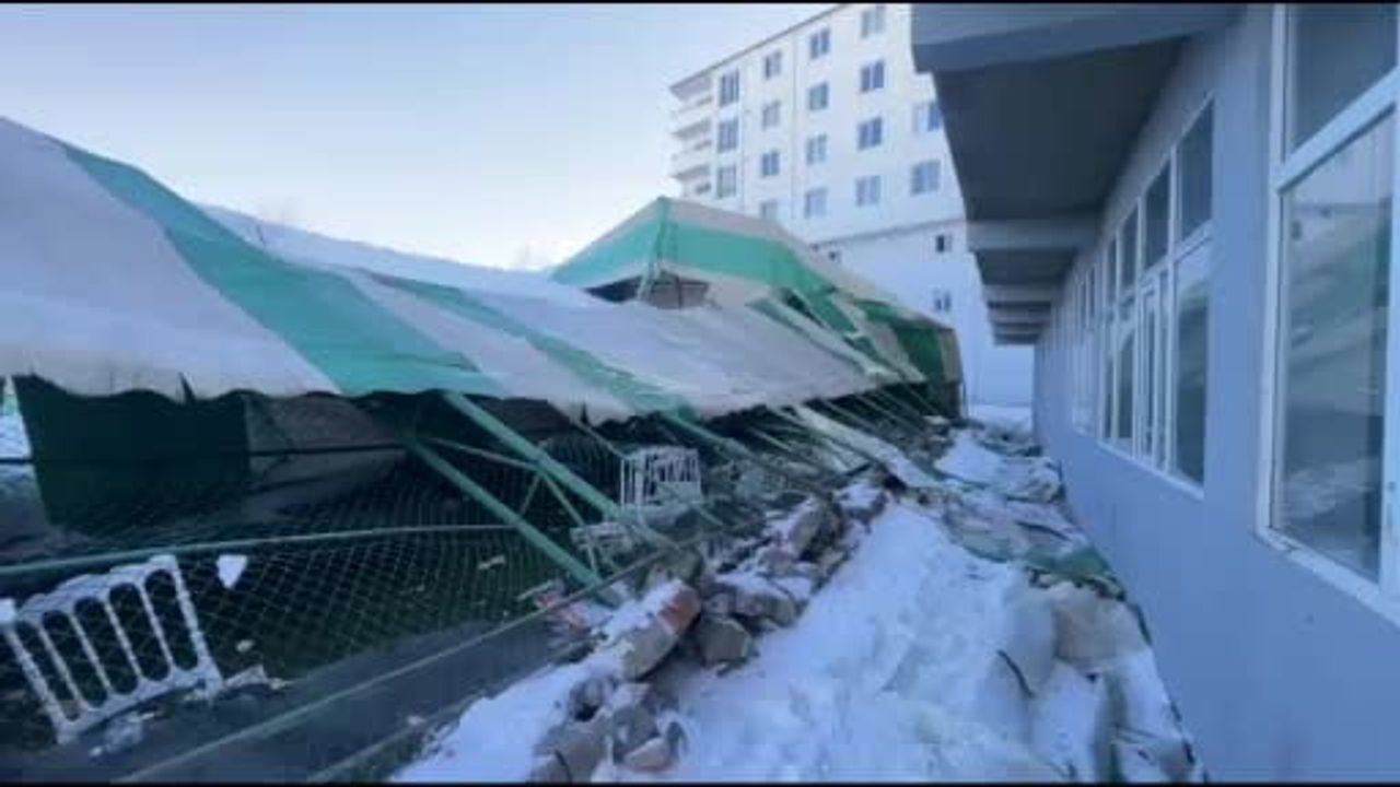 Tuzluca’da kar sonrası düğün salonu olarak kullanılan halı saha çöktü