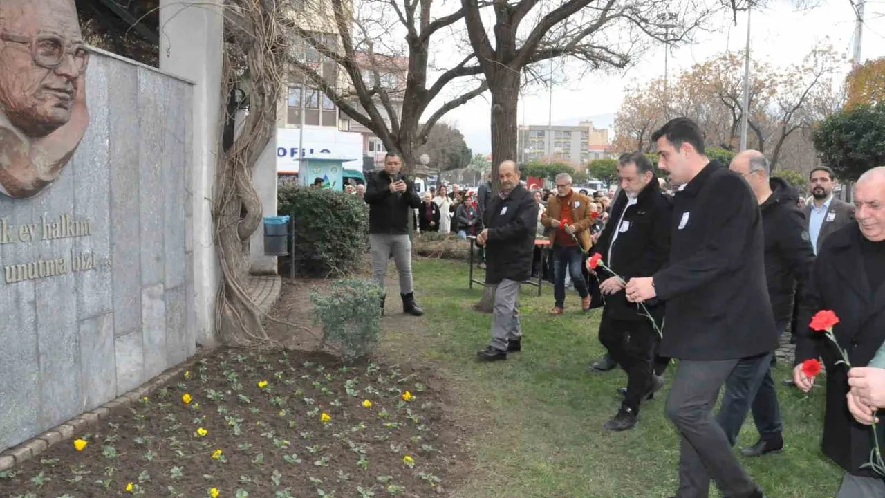 Uğur Mumcu, Salihli'de ölümünün 33. yılında karanfillerle anıldı