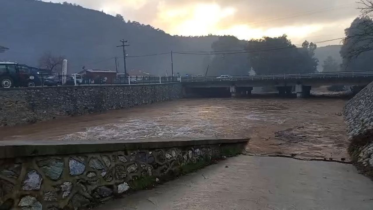 Ula Gökçe'de Dere Yatağında Sel: Meteoroloji'nin 'Turuncu Kodlu' Uyarısı Sonrası Taşkın