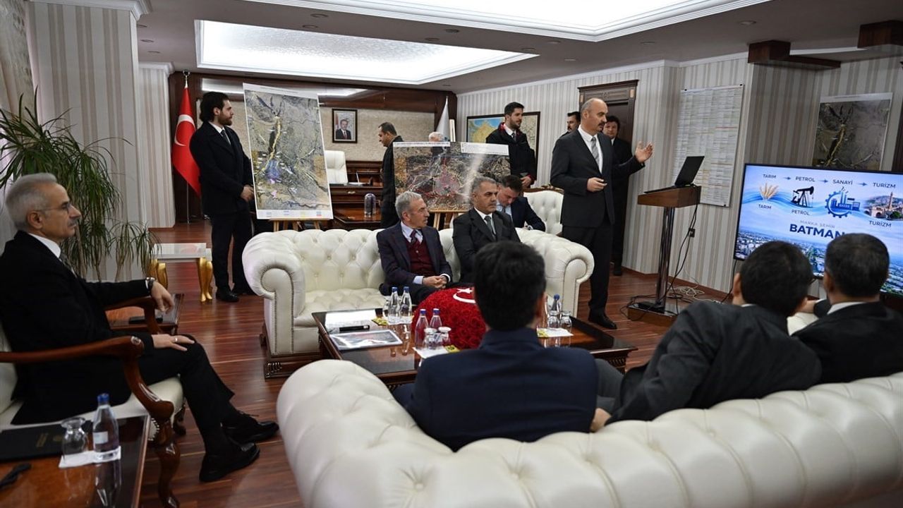 Ulaştırma ve Altyapı Bakanı Abdulkadir Uraloğlu Batman’da: Valilik Ziyareti ve Ulaştırma Yatırımlarına Vurgu