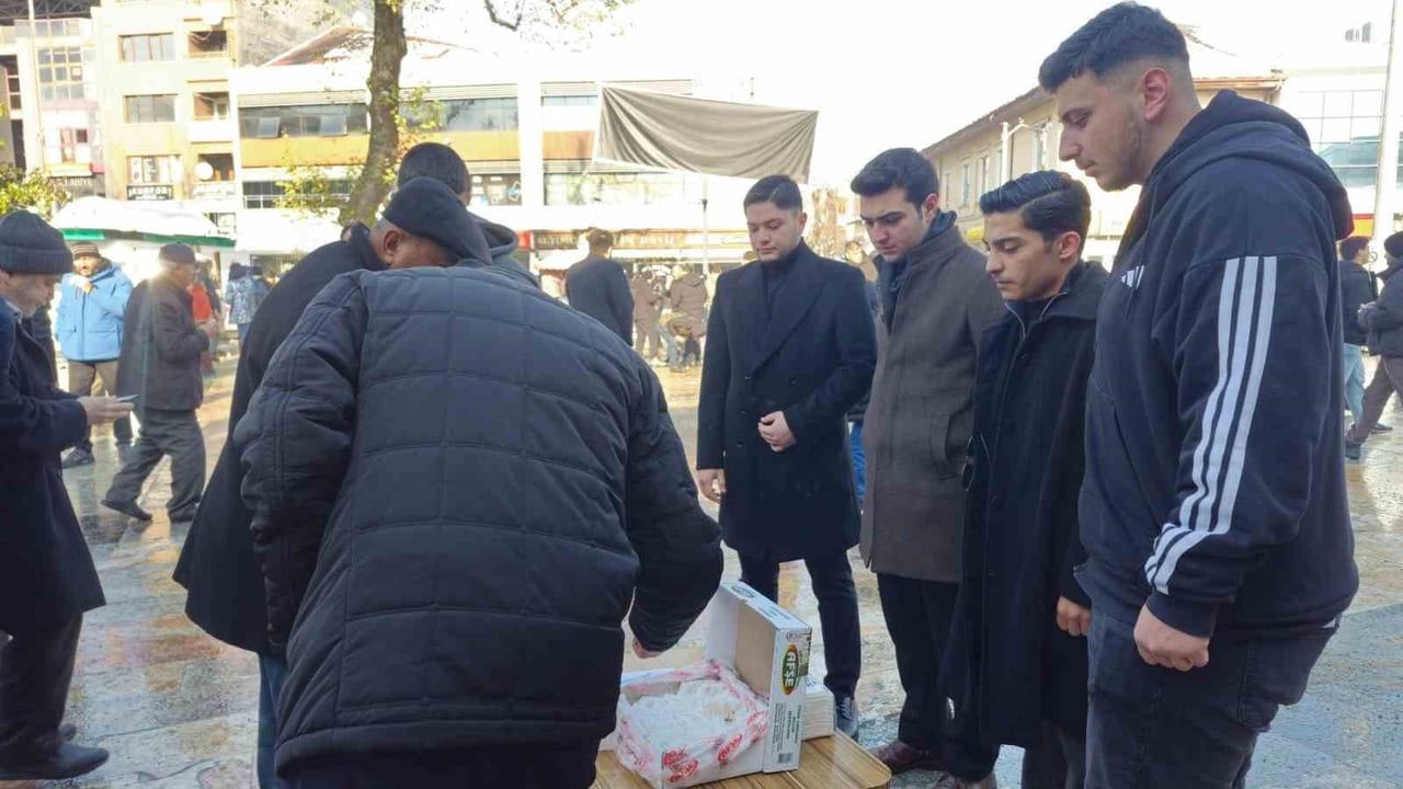 Ülkü Ocakları Düzce İl Başkanlığı'ndan şehitler anısına lokum dağıtımı