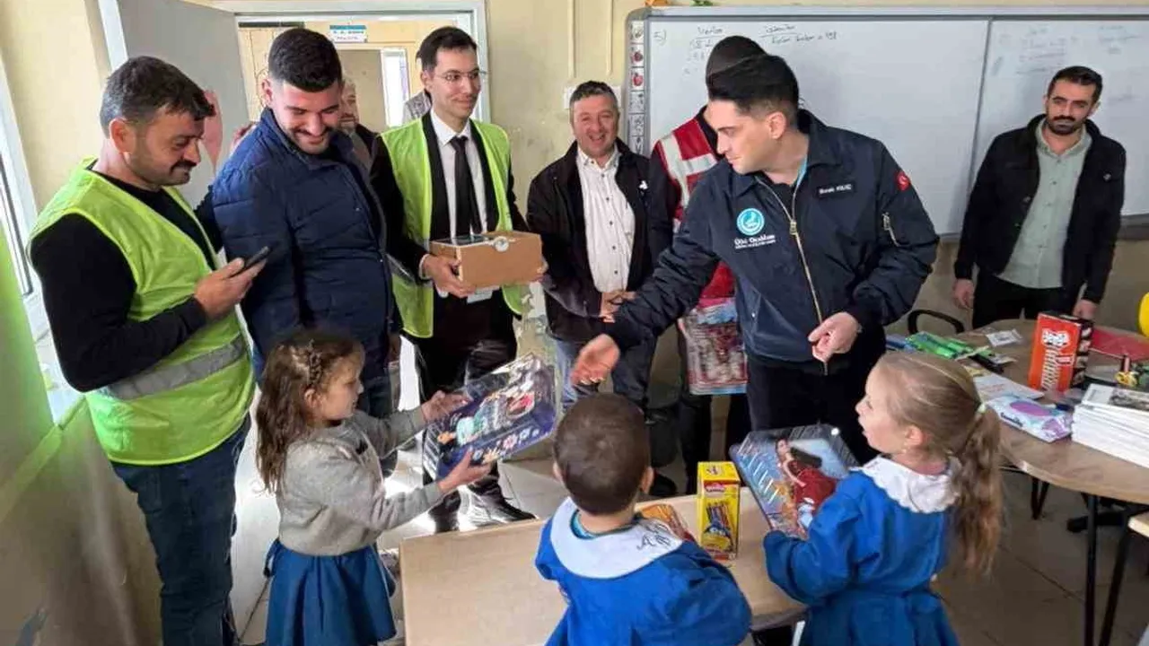 Ülkü Ocakları İzmir'den Bayındır Kızılkeçili İlkokulu'na kapsamlı eğitim desteği