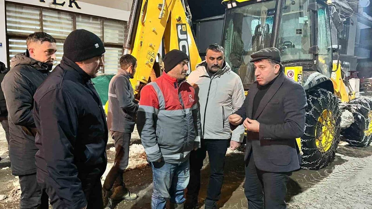 Ulubey'de karla mücadele: 41 mahallenin yolları 24 saatte açıldı