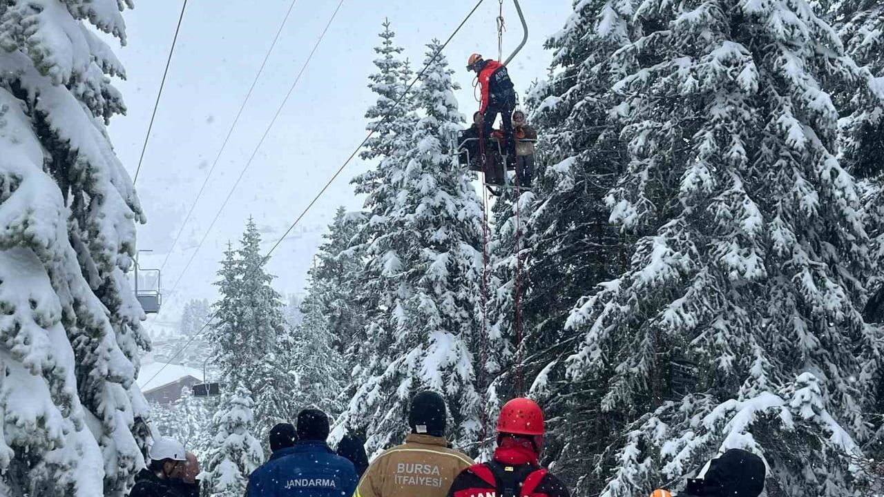 Uludağ'da Fahri Otel telesiyejinde arıza: Mahsur kalan tatilcilerin tamamı kurtarıldı