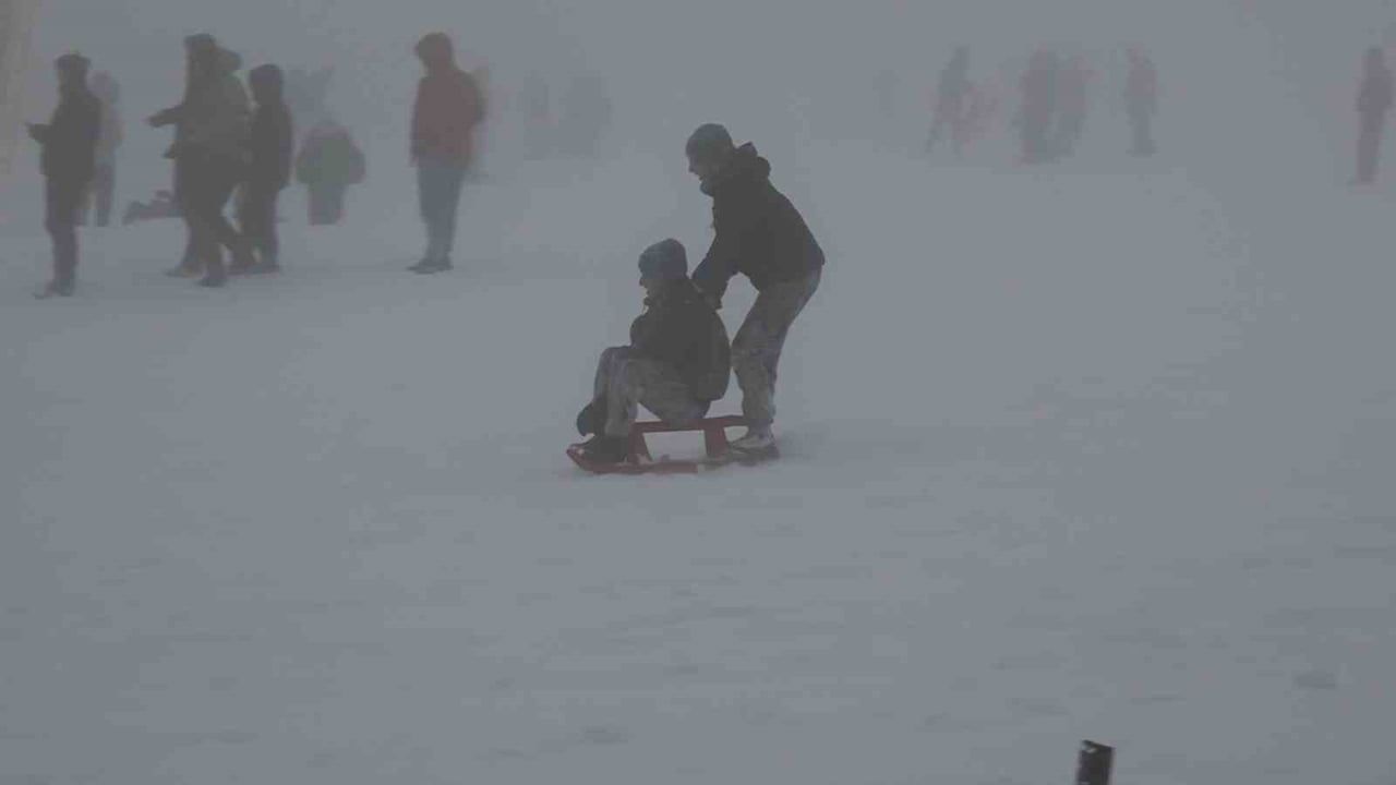 Uludağ'da kar kalınlığı 60 santimetreyi geçti