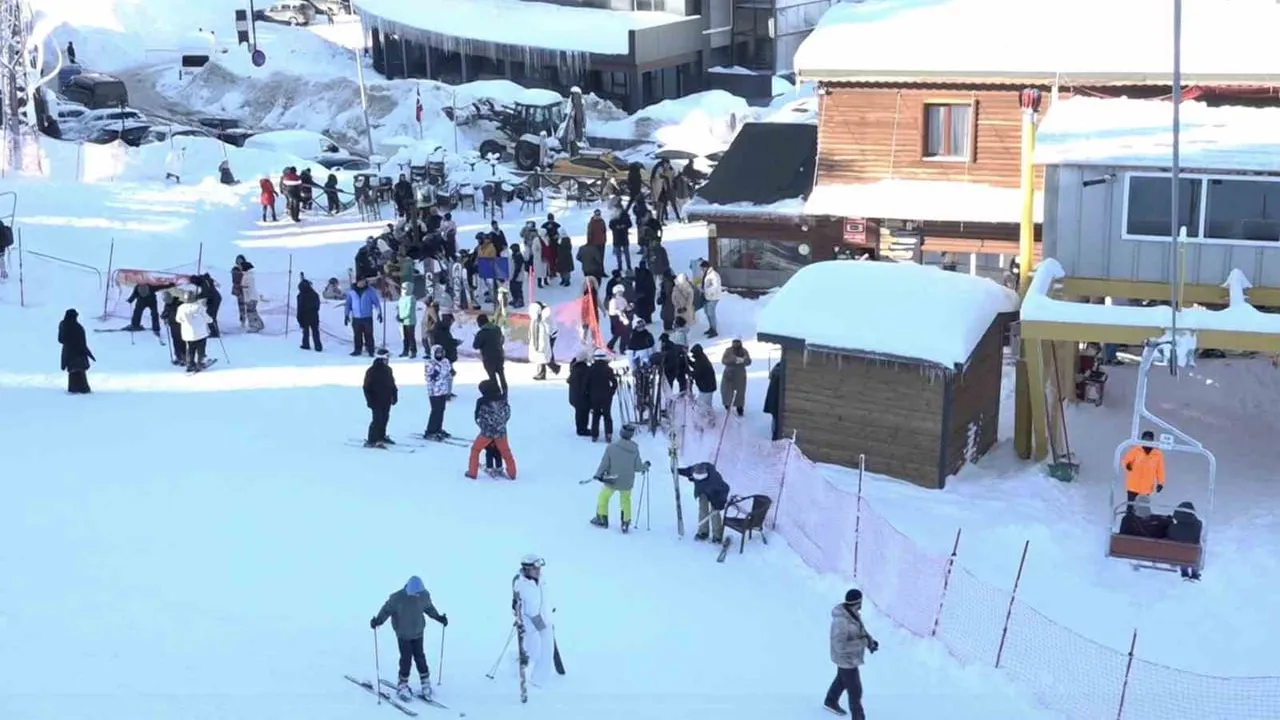 Uludağ'da sömestr yoğunluğu: Kar, kayak ve telesiyej kuyrukları