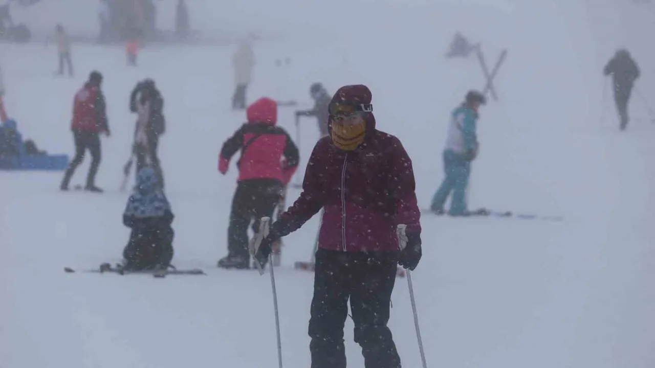 Uludağ'da sömestrin son günlerinde sis ve soğuğa rağmen kayak yoğunluğu sürüyor