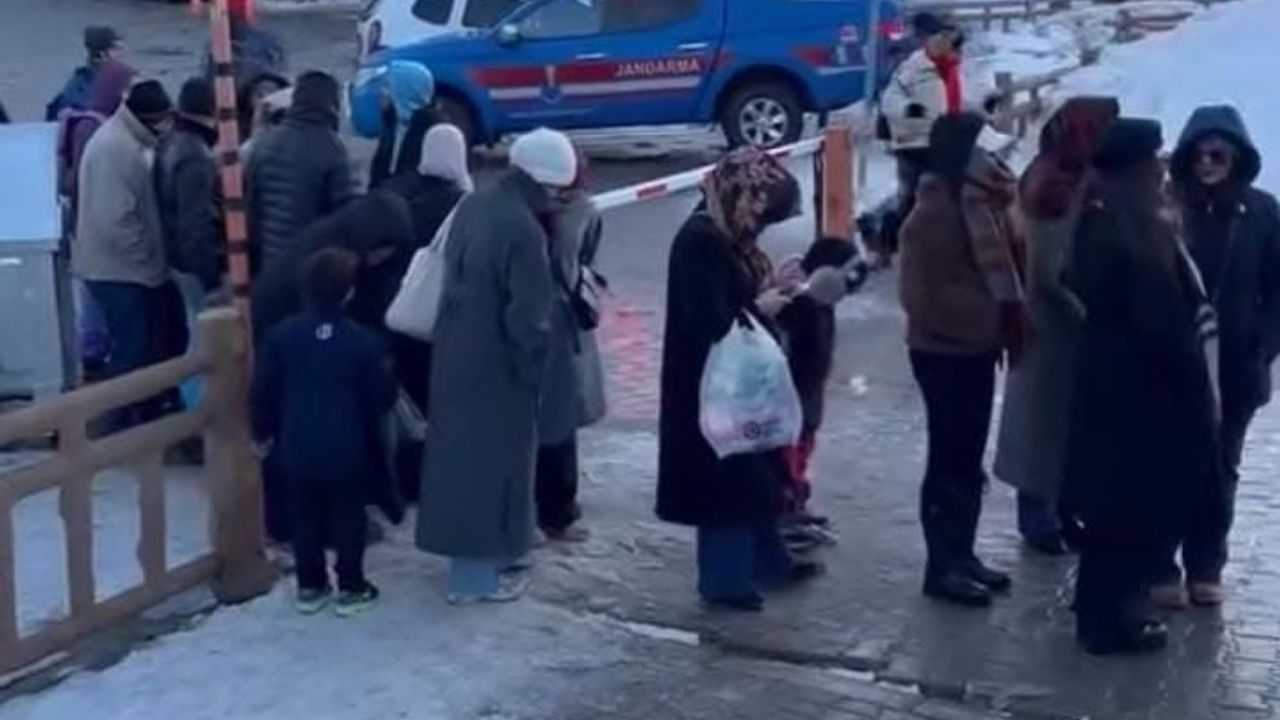 Uludağ'da teleferik kuyrukları arttı: Sömestr ve hafta sonu yoğunluğu ziyaretçileri bekletti