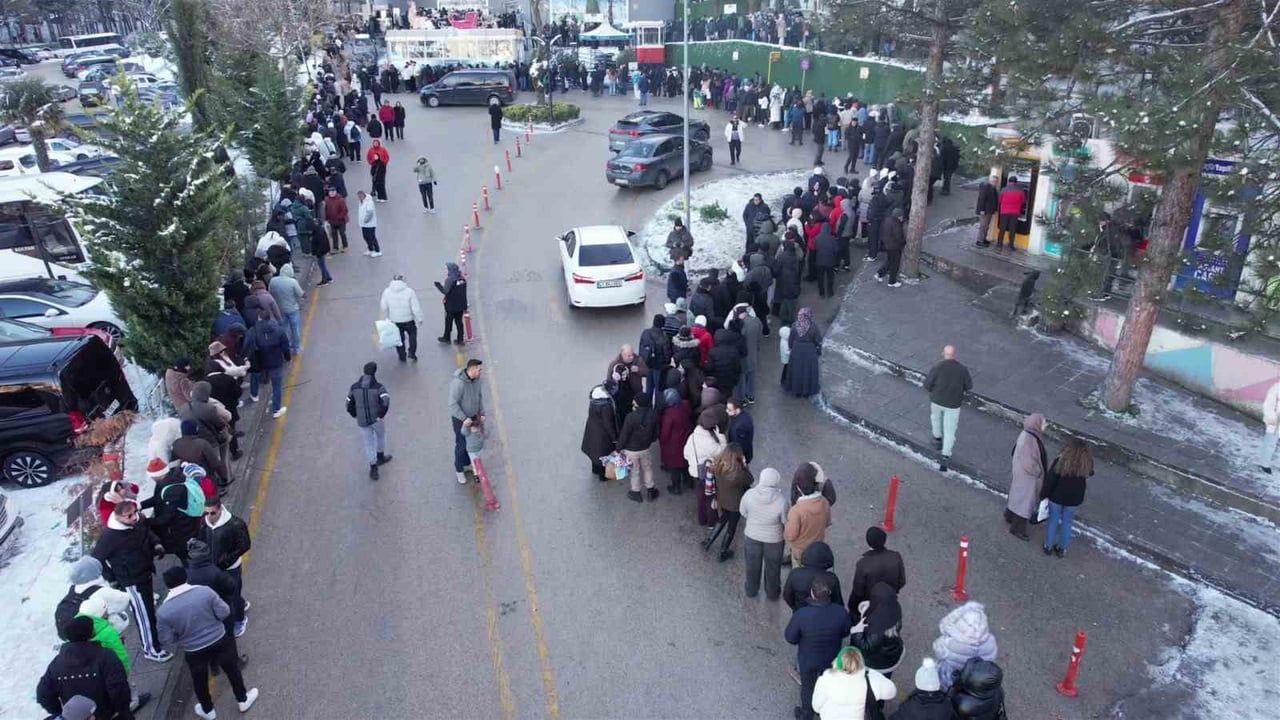 Uludağ'da teleferik kuyrukları hafta sonu yoğunluğunda metrelerce uzadı