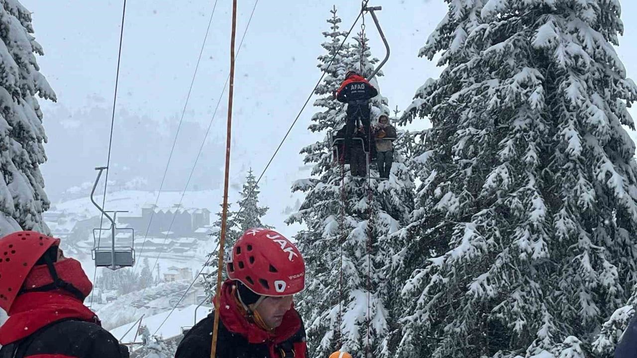 Uludağ'da Telesiyejde Mahsur Kalan 51 Kişi Kurtarıldı; İçişleri Bakanı JAK ve AFAD'ı Tebrik Etti