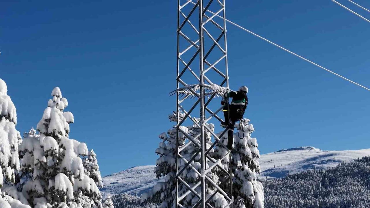 Uludağ'da UEDAŞ ekipleri karla mücadelede 24 saat enerji nöbetinde