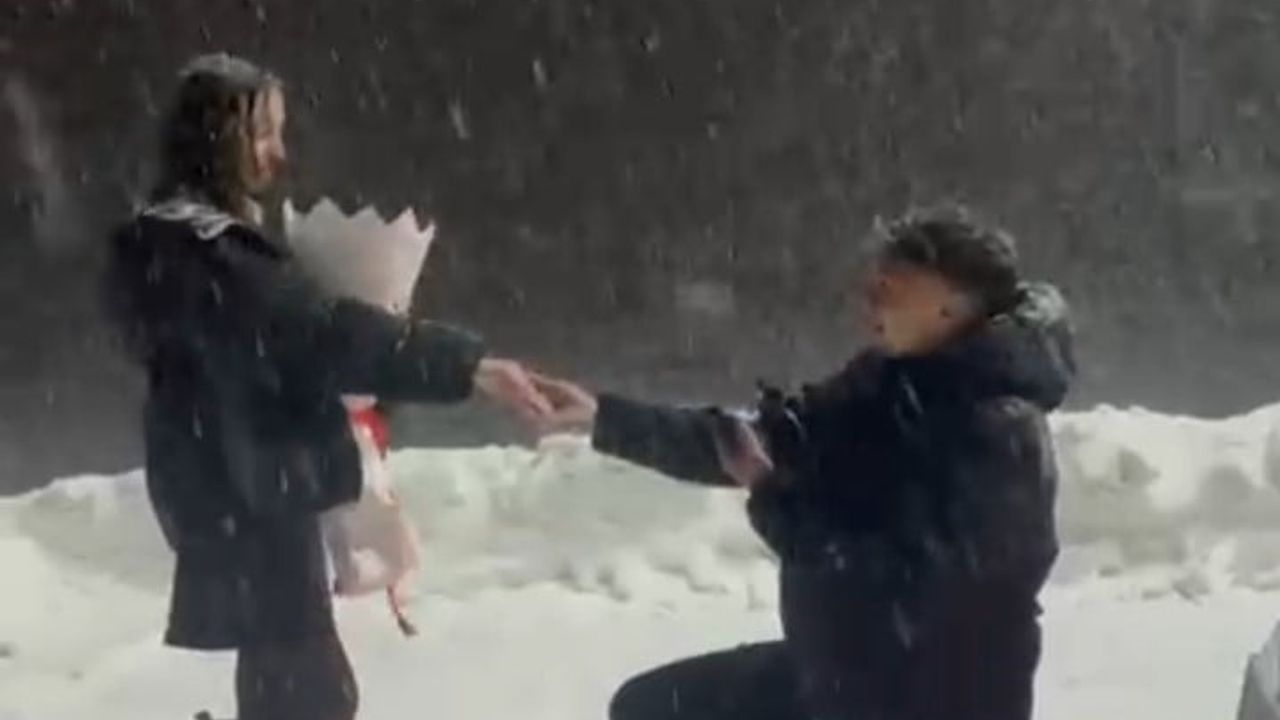 Uludağ'da yılın son ve ilk evlilik teklifleri: Karlar altında iki 'Evet'