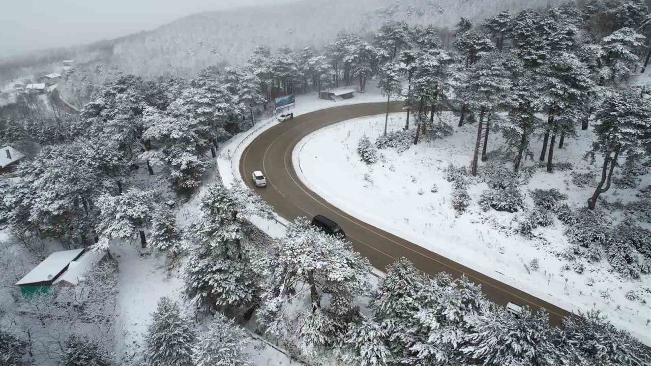 Uludağ’ın karla kaplı virajları drone ile havadan görüntülendi