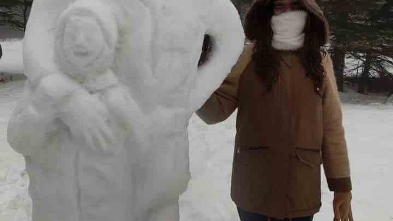 Uludağ Sarıalan'da Hakan Babaoğlu'nun Kardan Heykeli Ziyaretçilerin İlgi Odağı Oldu