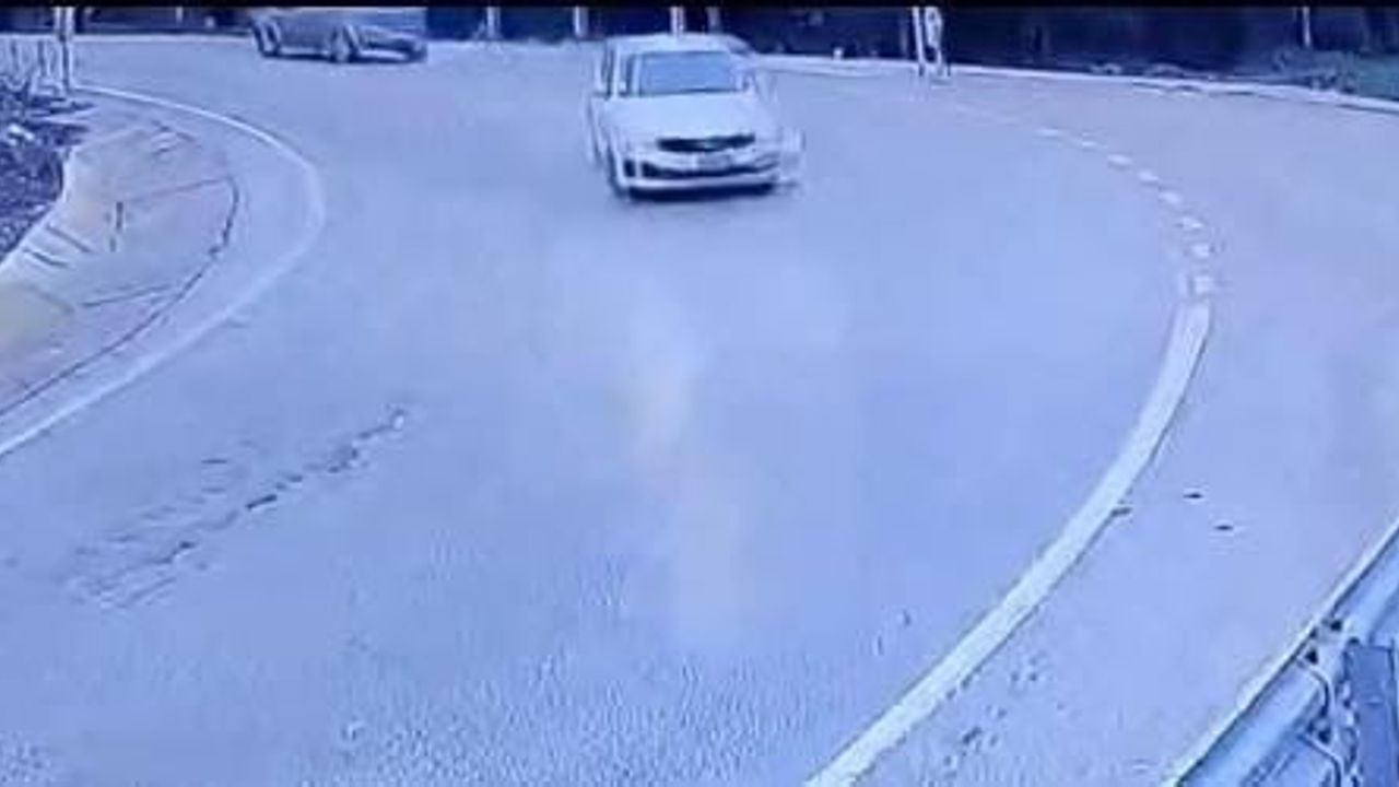 Uludağ Yolu'nda Virajı Alamayan Araç Bariyerlere Çarptı — Kaza Güvenlik Kamerasında