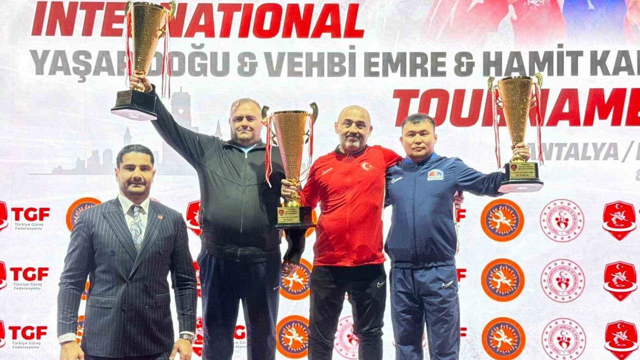 Uluslararası Yaşar Doğu, Vehbi Emre ve Hamit Kaplan Turnuvası'nda ikinci gün tamamlandı — Türkiye grekoromende lider