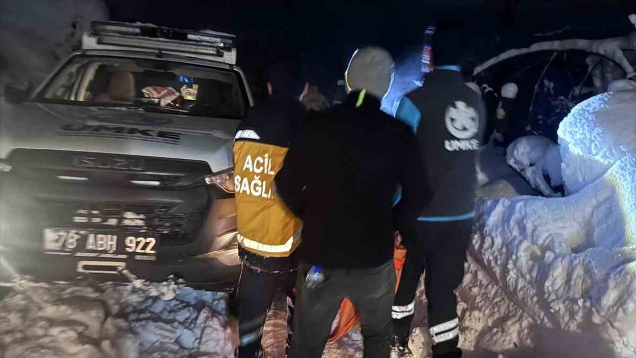 UMKE ekipleri, Karabük Yenice'de yoğun kar yağışında yatalak hastaya 4 saatte ulaştı