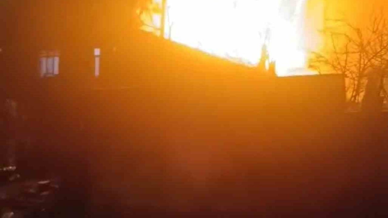 Ümraniye Huzur Mahallesi'nde çatı yangını: Tahliye edildi, yaralanma yok