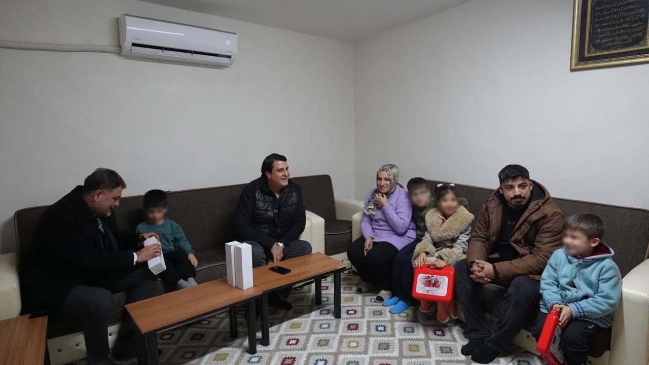 Umut Yılmaz, evi yanan Kömek ailesini ziyaret etti; onarım kısa sürede tamamlandı