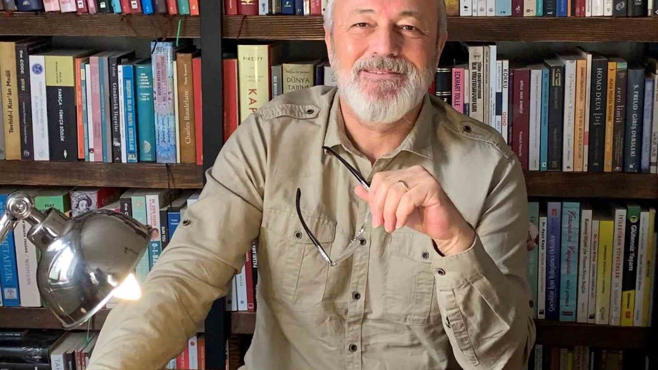 Ünal Ersözlü'nün 'Böğürtlen Öpücüğü' yayımlandı: 78 bölüm, 184 sayfalık tek şiir