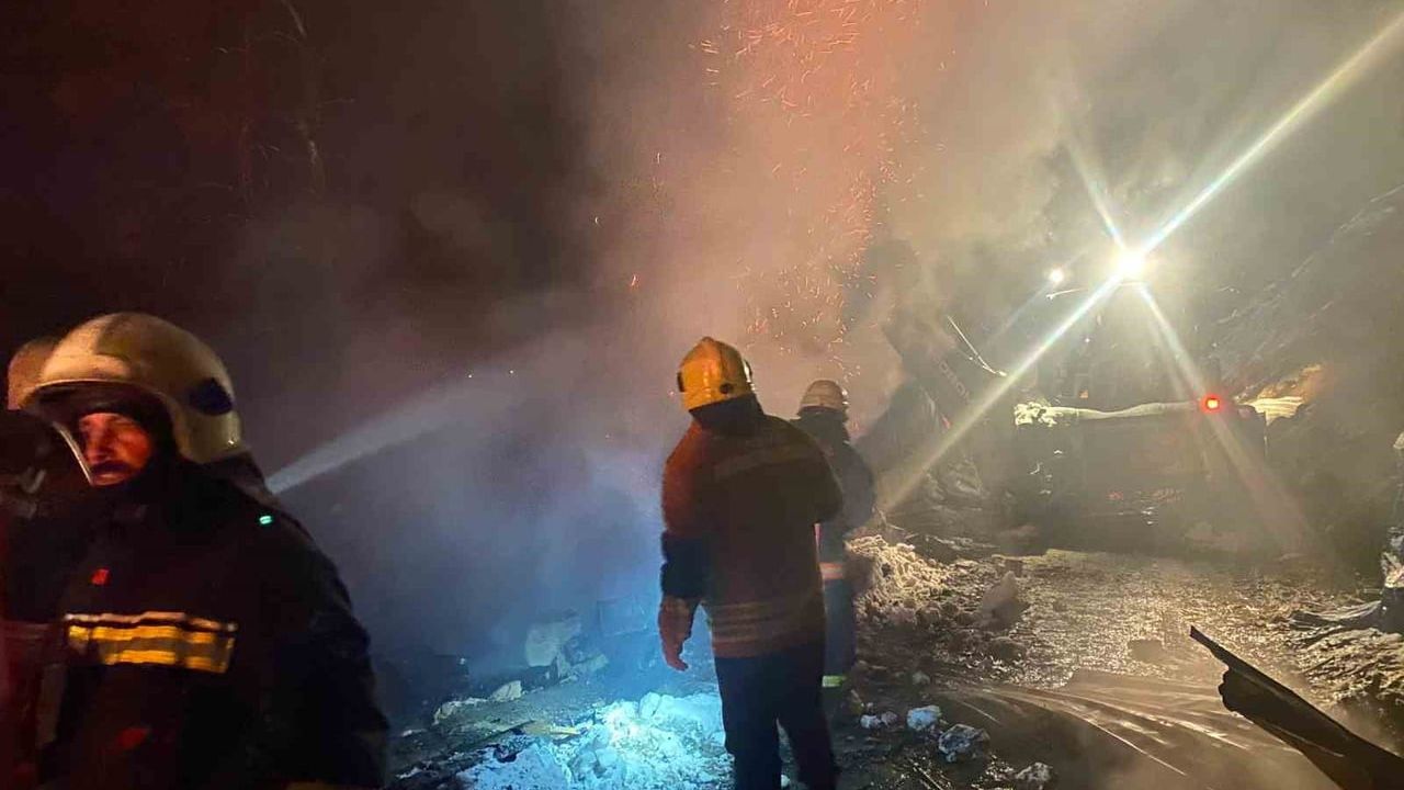 Ünye'de ahşap ev ve samanlıkta yangın: İtfaiye müdahalesiyle söndürüldü