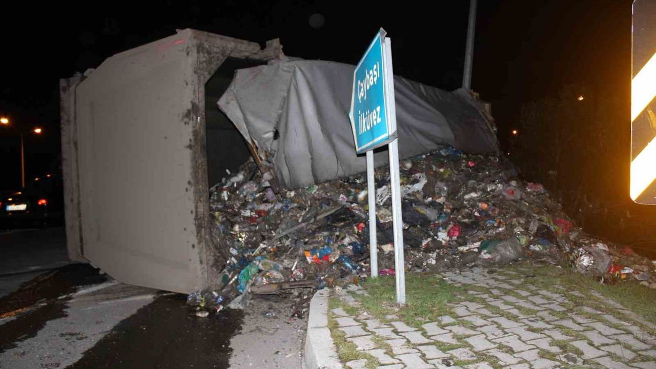 Ünye'de çöp kamyonu devrildi; sürücü Ünye Devlet Hastanesi'ne kaldırıldı