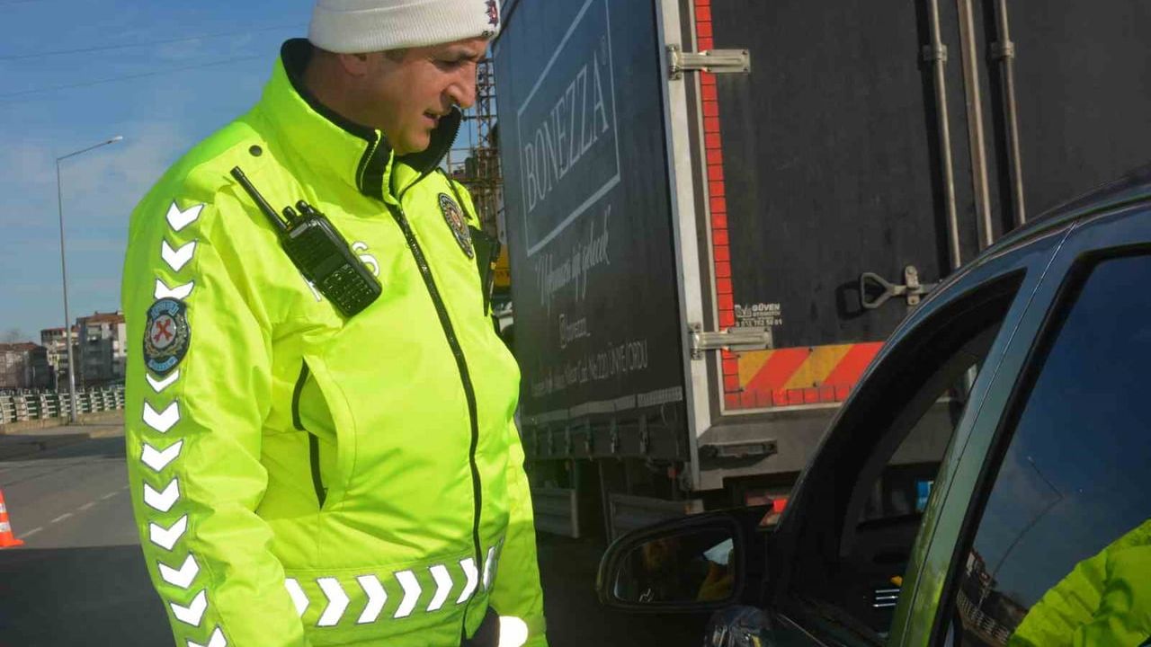 Ünye'de iki saatlik trafik denetimi: emniyet kemeri ve belge kontrolleri yapıldı