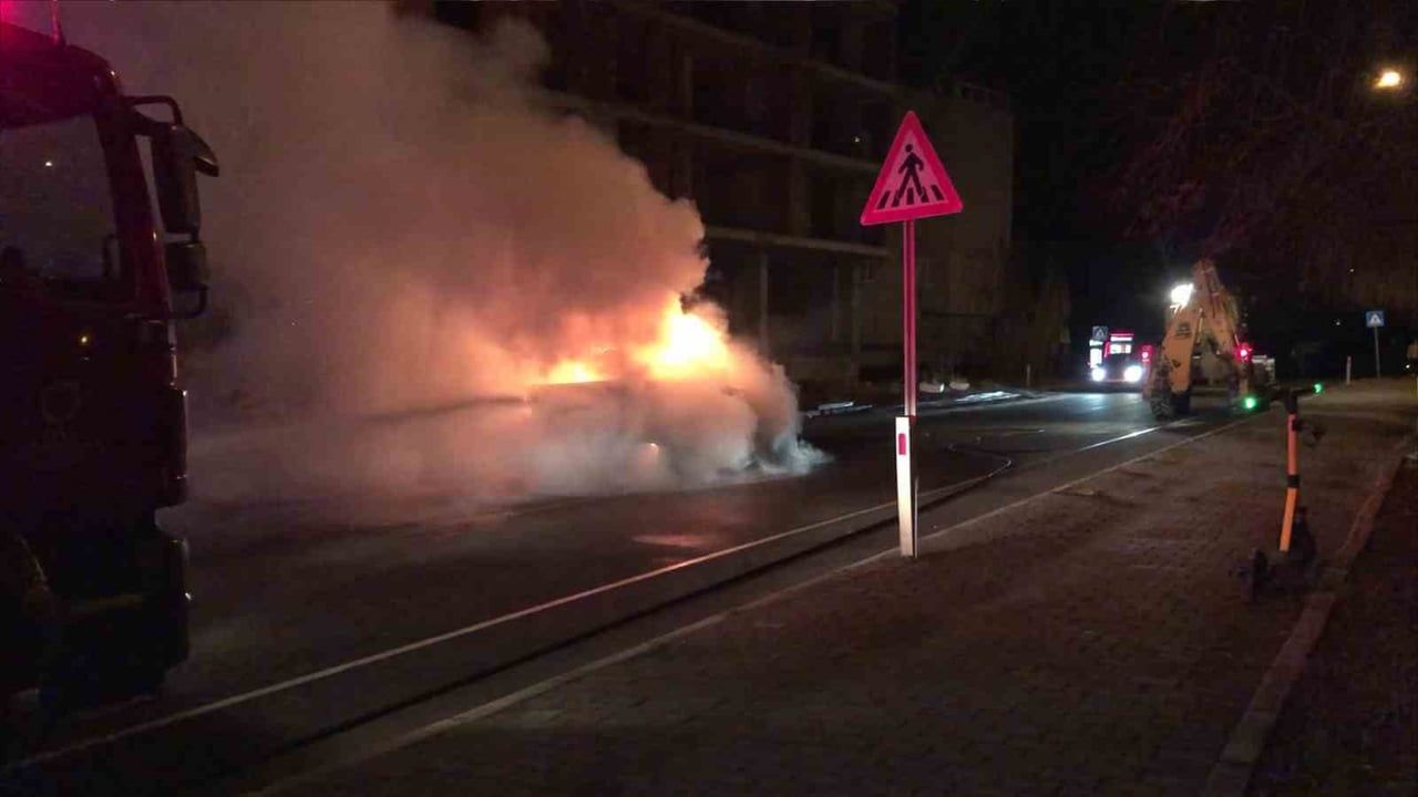 Ünye'de seyir halindeki kamyonet alev alarak kullanılamaz hale geldi