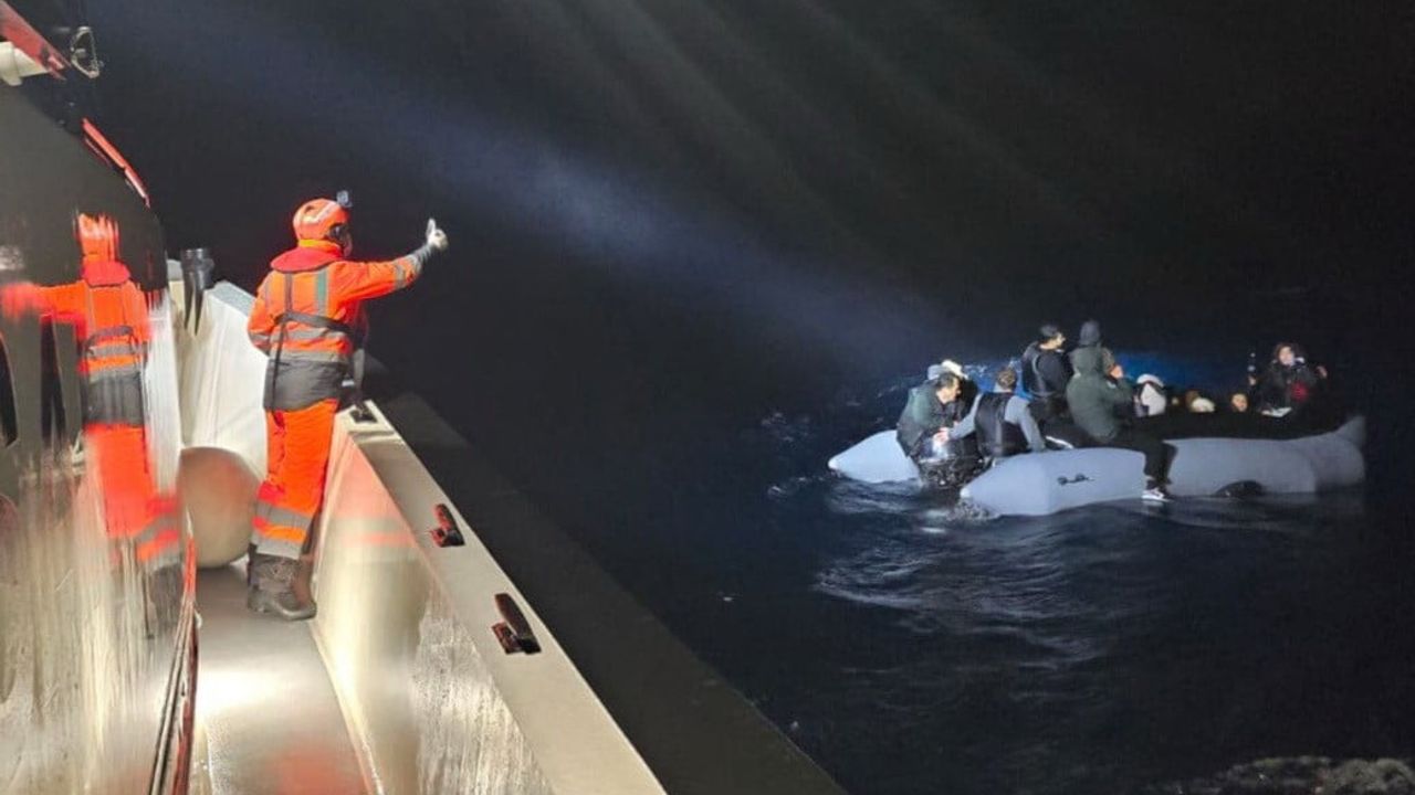 Urla açıklarında motor arızası nedeniyle sürüklenen lastik bottaki 24 düzensiz göçmen kurtarıldı