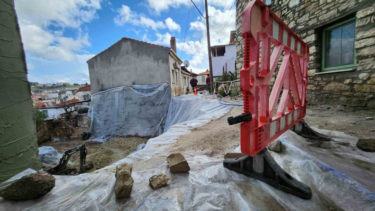 Urla'da önlem alınmadan yapılan temel kazısı binalara hasar verip yolu çöktürdü