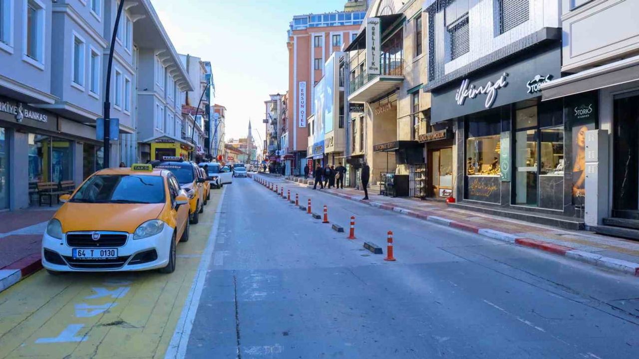 Uşak Belediyesi yol bölme butonlarıyla kent merkezinde trafiği düzenliyor