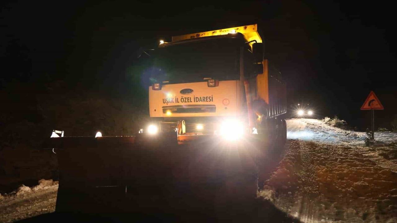 Uşak İl Özel İdaresi, Kar Sonrası Kapanan Köy Yollarını Ulaşıma Açtı
