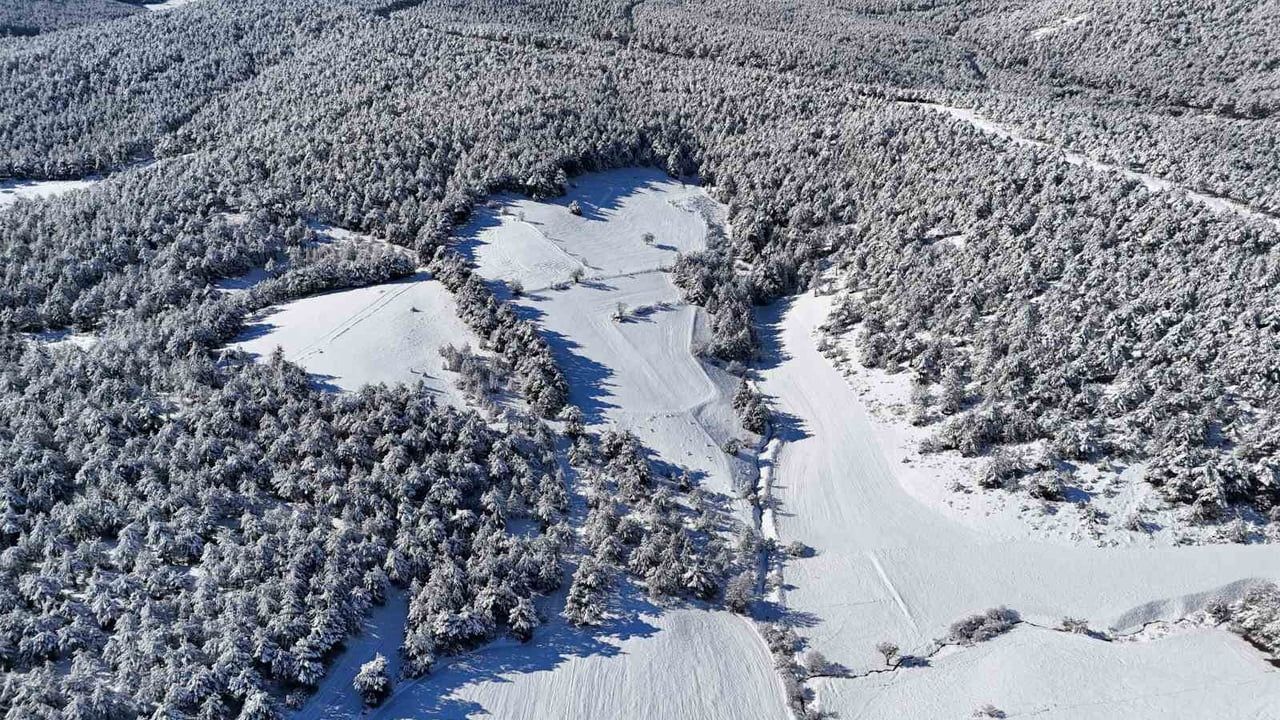 Uşak'ın yüksek kesimlerinde gece yağan kar kartpostallık manzaralar oluşturdu