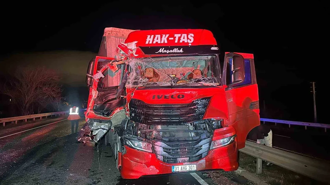 Uşak-İzmir Karayolu'nda iki tır çarpıştı: 1 yaralı