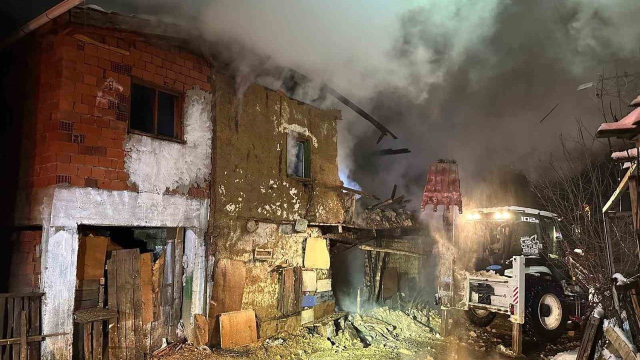 Uşak Paşacık köyünde iki katlı ev yangını: Karı-koca dumandan etkilendi