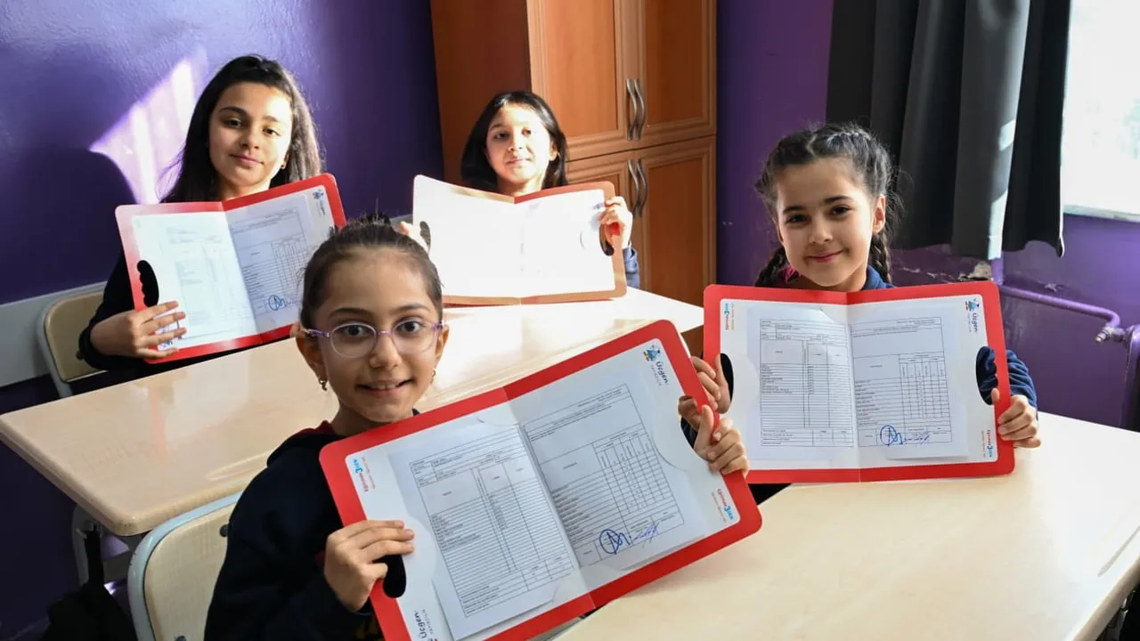 Uşak'ta 63 bin 453 öğrenci karne sevinci: 315 okulda yarıyıl tatili başladı