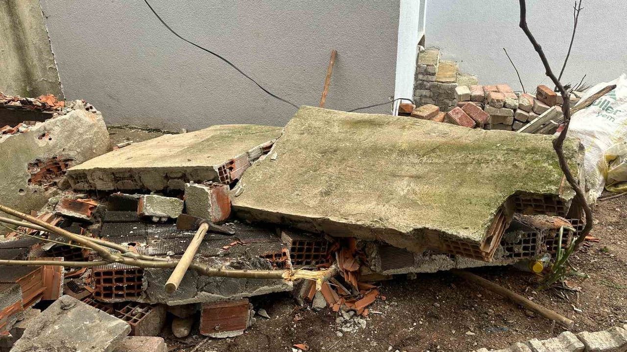 Uşak'ta bahçedeki fırını yıkarken baca duvarı üzerine devrilen kişi yaralandı