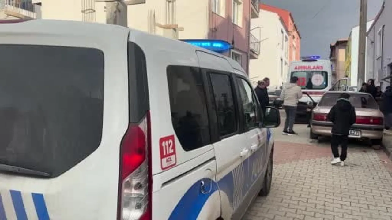 Uşak'ta Bahçesindeki Fırını Yıkarken Baca Duvarının Altında Kalan Kişi Yaralandı