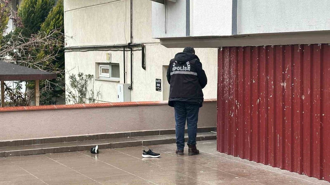 Uşak'ta çatıdan düşme: Apartman yöneticisi hayatını kaybetti