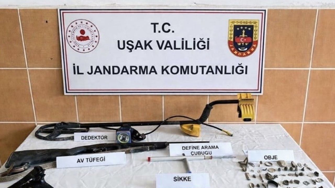 Uşak'ta jandarma operasyonunda çok sayıda tarihi eser ve ruhsatsız silah ele geçirildi