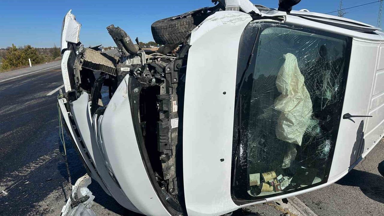 Uşak’ta kamyonetle çarpışan traktör ikiye bölündü, sürücü hastaneye kaldırıldı
