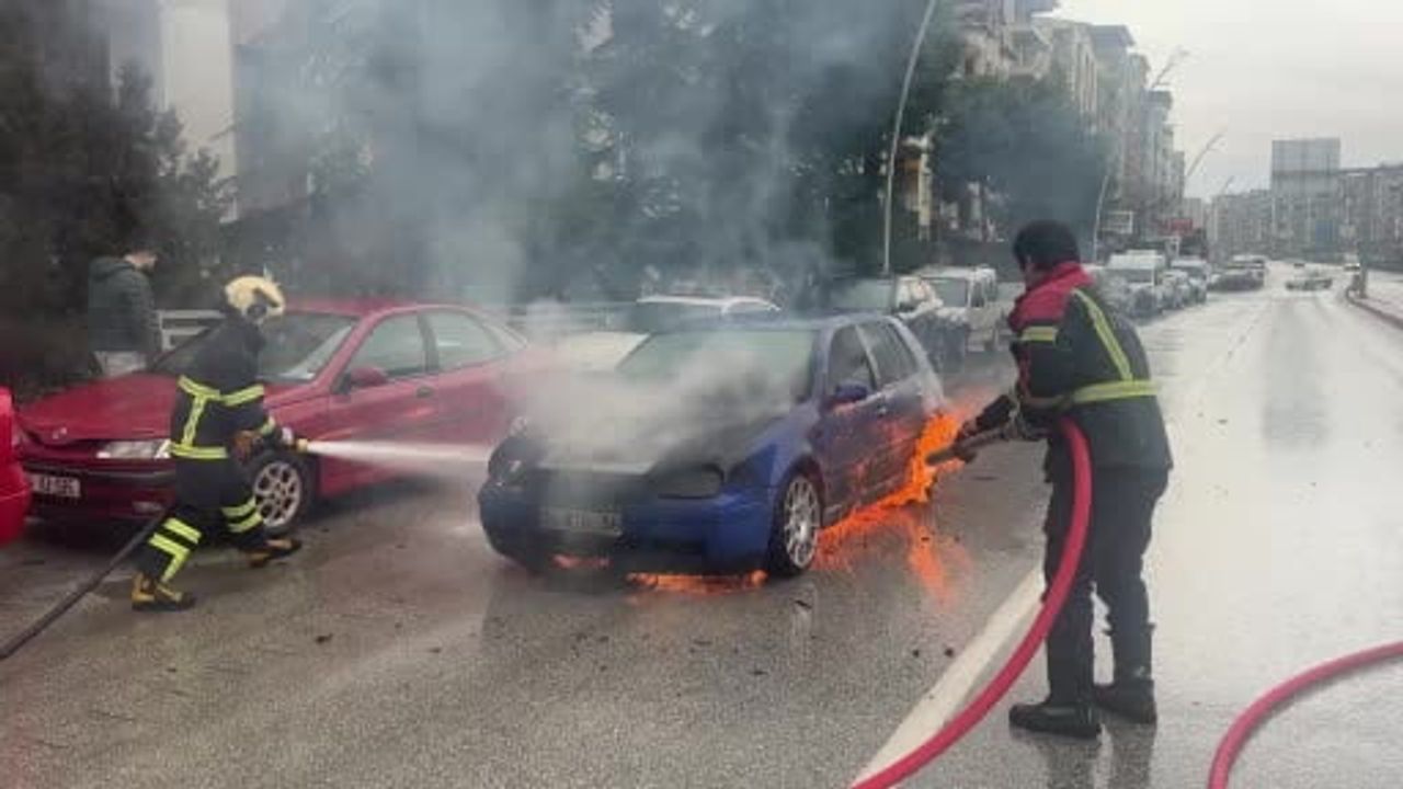 Uşak'ta seyir halindeki otomobil motor kısmından aandı, itfaiye söndürdü