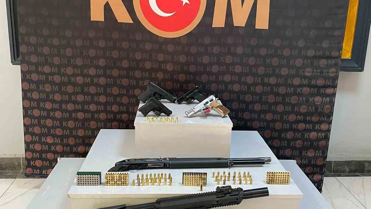 Uşak'ta sosyal medya üzerinden silah paylaşımlarına operasyon: 6 kişi adliyeye sevk edildi