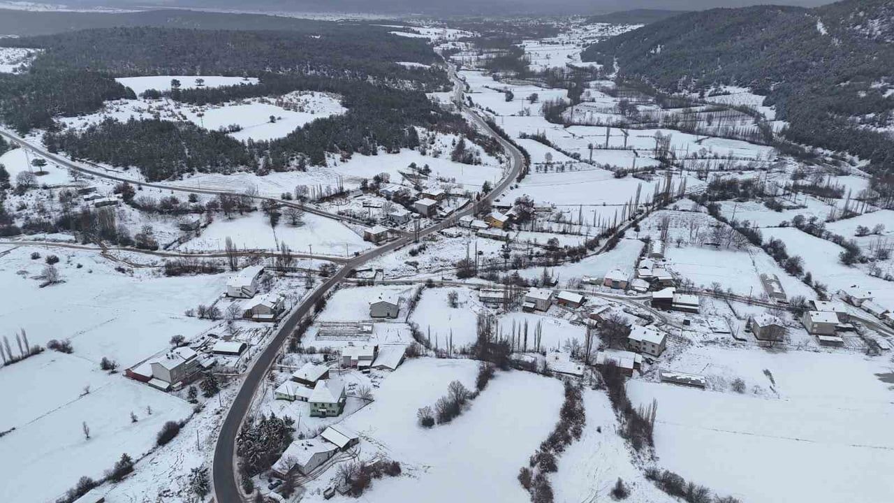 Uşak’ta yüksek kesimler karla beyazlandı